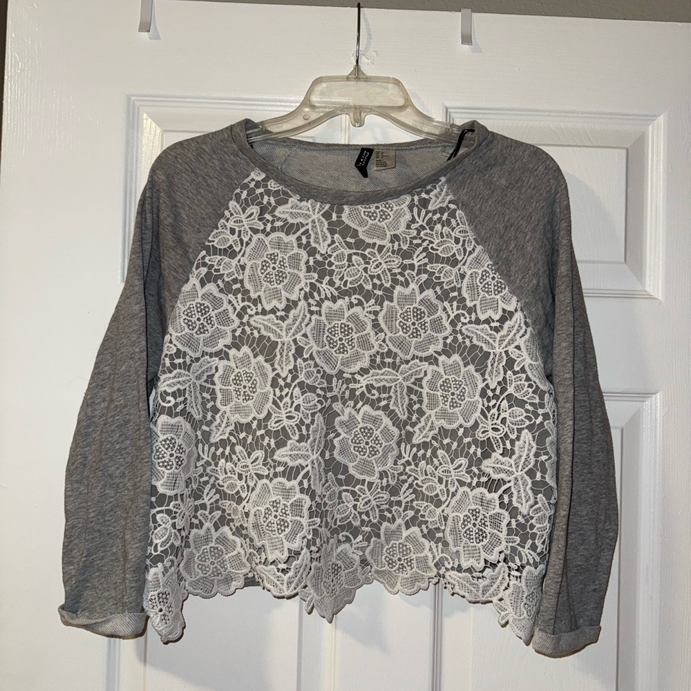 H&M Divided Gray and White Floral Lace Women's Long Sleeve Blouse - Size M 🩶